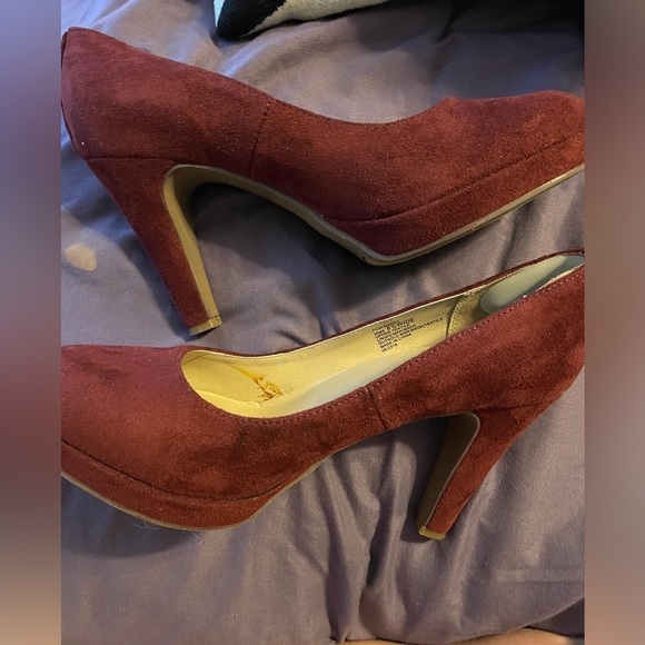Unlisted Kenneth Cole Film Maker Burgundy Velvet Heels Sz 8 1/2 Wide - Picture 4 of 9